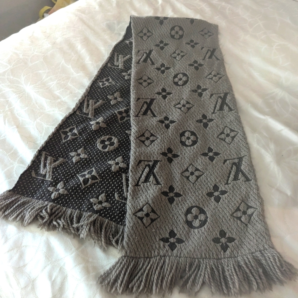Louis Vuitton taupe/grey logo wool scarf